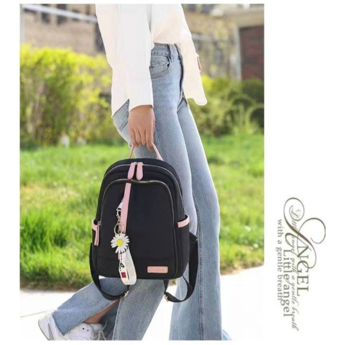 Mochila Feminina Impermeável de Nylon com Chaveirinho preta - Imagem 2